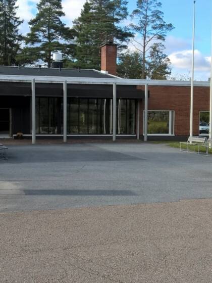 Parkanon seurakuntatalo kesäpäivänä.
