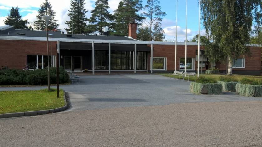 Parkanon seurakuntatalo kesäpäivänä.