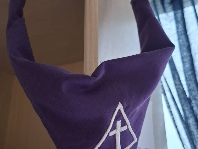 Violetti partiohuivi, seppohuivi, jossa on risti.