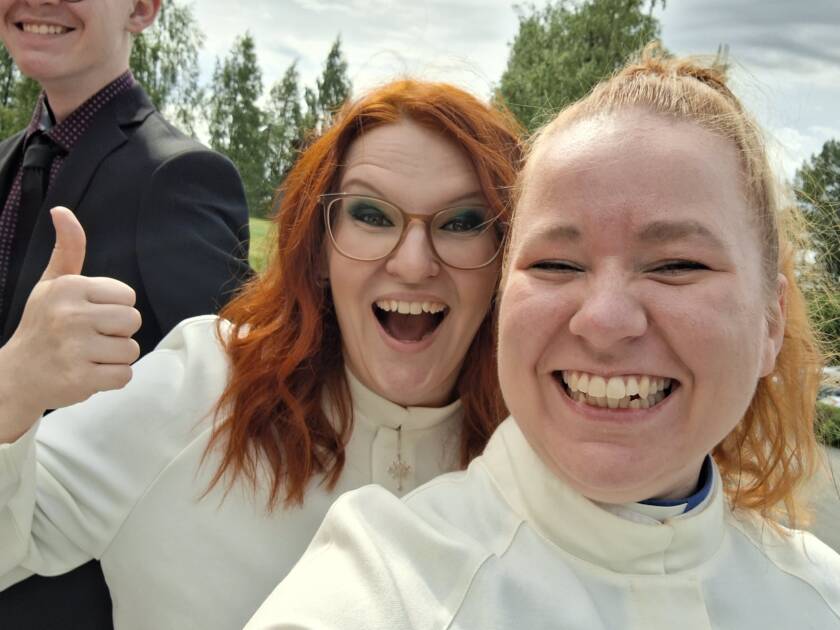 Ohjaajat Maiju ja Mirja poseeraavat iloisina selfiessä.