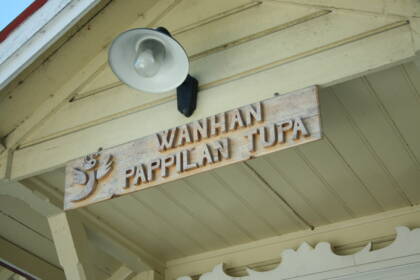 Puinen kyltti Pappilan oven yläpuolella, jossa lukee Wanhan Pappilan tupa.