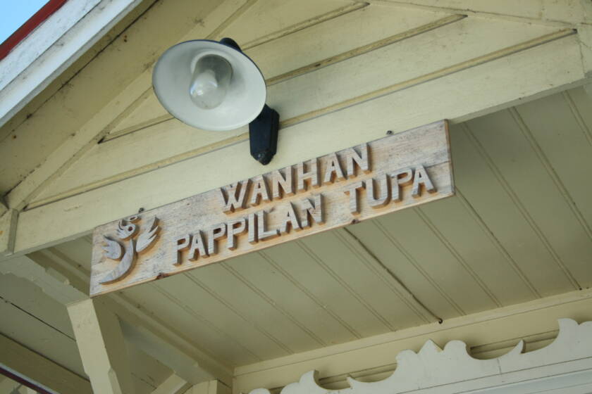Puinen kyltti Pappilan oven yläpuolella, jossa lukee Wanhan Pappilan tupa.