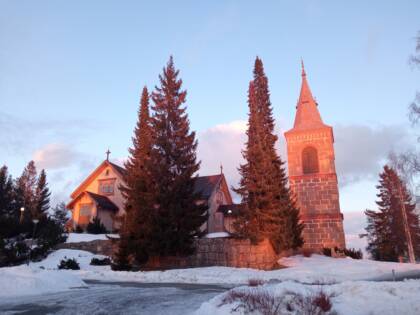 Parkanon kirkko talvisessa auringonlaskussa.