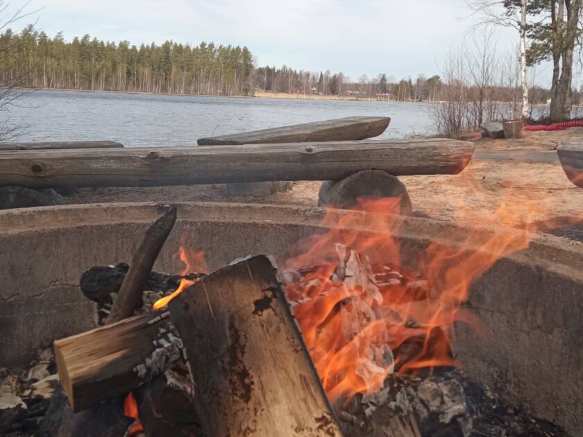 Nuotio järvenrannalla.