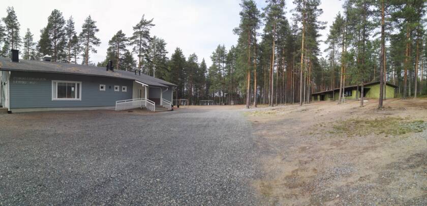 Poikkeusharjun leirikeskuksen päärakennus ja majoitustilat.