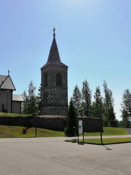 Parkanon kirkon kellotapuli kesäpäivänä.